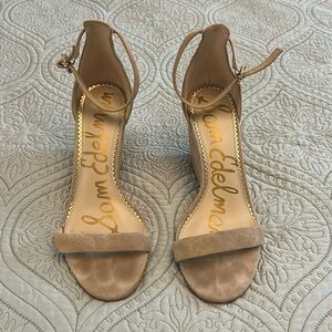 Women’s size 9 nude suede wedges